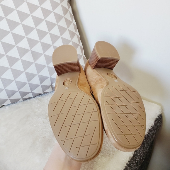 Elegant Tan Block Heel Women's Shoe - Picture 4 of 5